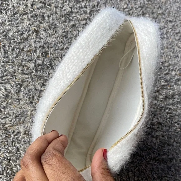 CHANEL Beauté White and Gold Accessory Pouch / cosmetic bags - Picture 4 of 5